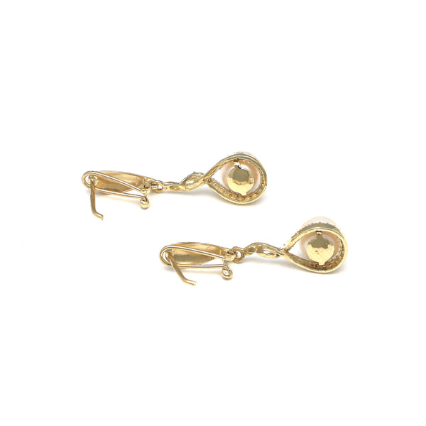 Aretes estilizados con perlas y circonias en oro amarillo 14 kilates.