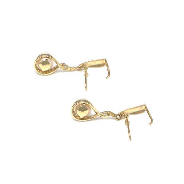 Aretes estilizados con perlas y circonias en oro amarillo 14 kilates.