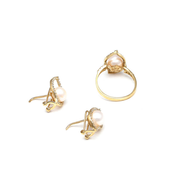 Juego de anillo y aretes estilizados con perlas y circonias en oro amarillo 14 kilates.