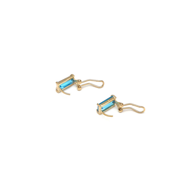 Juego de anillo y aretes lisos con topacios London blue en oro amarillo 14 kilates.