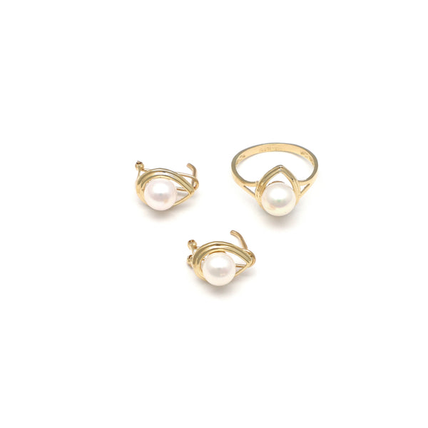 Juego de anillo y aretes diseño especial con perlas en oro amarillo 14 kilates.