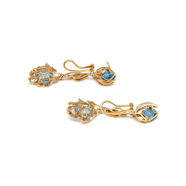 Juego de anillo y aretes estilizados con colgantes, diamantes y topacios London blue en oro amarillo 14 kilates.