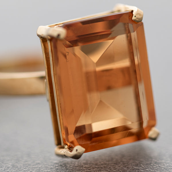 Juego de anillo y aretes estilizados con diamantes y sultanitas en oro amarillo 14 kilates.