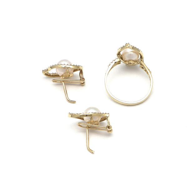 Juego de anillo y aretes diseño especial motivo hoja con perlas y circonias en oro amarillo 14 kilates.