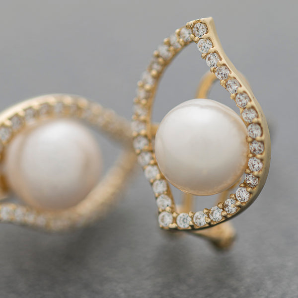 Juego de anillo y aretes diseño especial motivo hoja con perlas y circonias en oro amarillo 14 kilates.