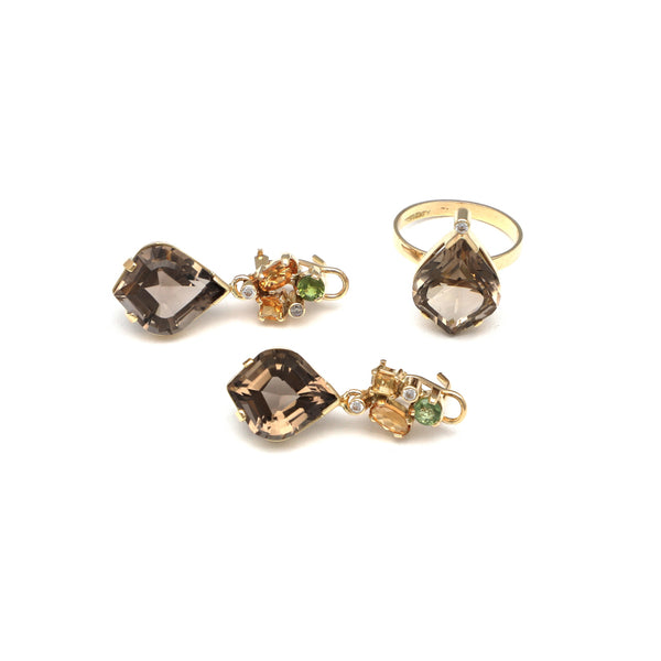 Juego de anillo y aretes estilizados con gemas y topacio ahumado en oro amarillo 14 kilates.
