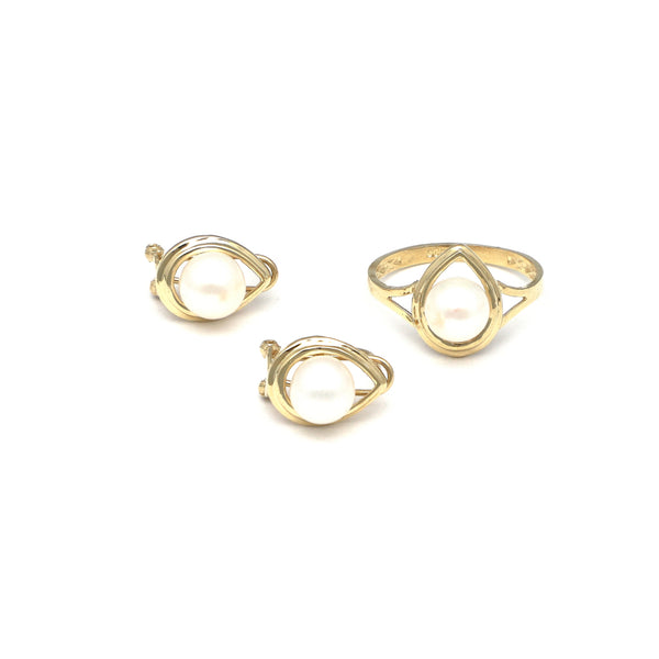 Juego de anillo y aretes calados con perlas en oro amarillo 14 kilates.