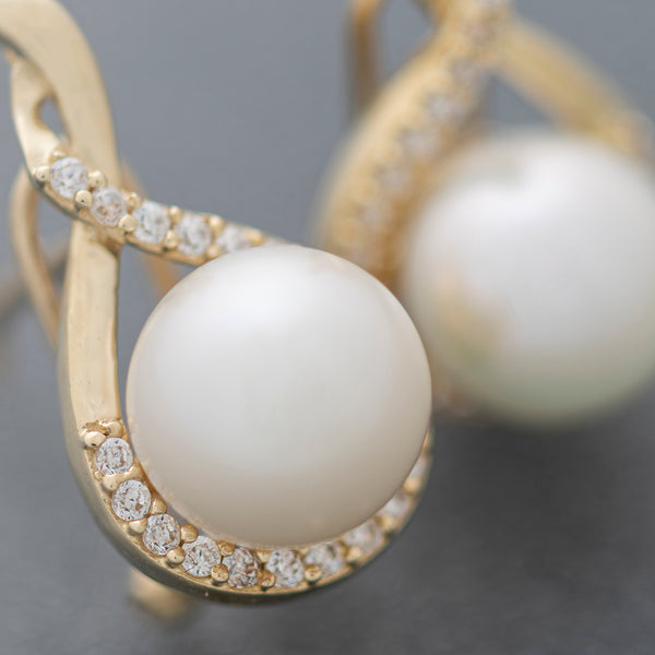Juego de dije y aretes diseño especial con perlas y circonias en oro amarillo 14 kilates.