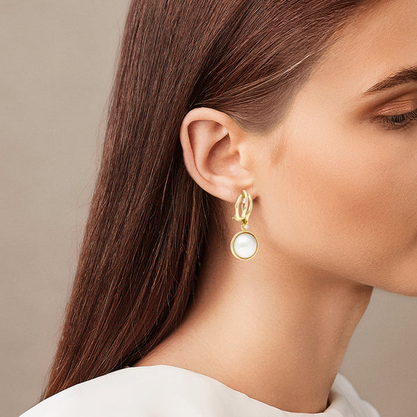 Juego de anillo y aretes diseño especial con perlas y circonias en oro amarillo 14 kilates.