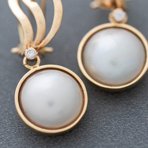 Juego de anillo y aretes diseño especial con perlas y circonias en oro amarillo 14 kilates.
