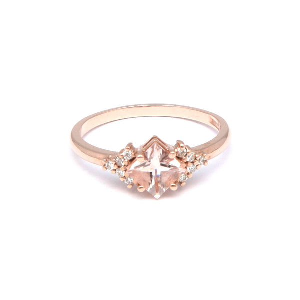 Anillo diseño especial con diamantes y morganita en oro rosa 14 kilates.