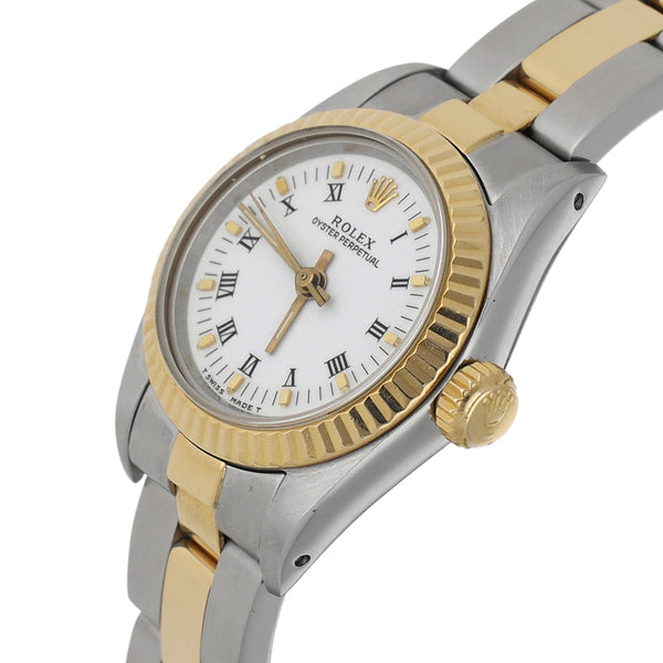 Reloj Rolex para dama modelo Oyster Perpetual vistas en oro amarillo 18 kilates.