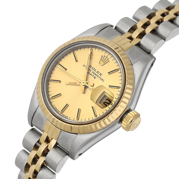 Reloj Rolex para dama modelo Oyster Perpetual Date vistas en oro amarillo 18 kilates.