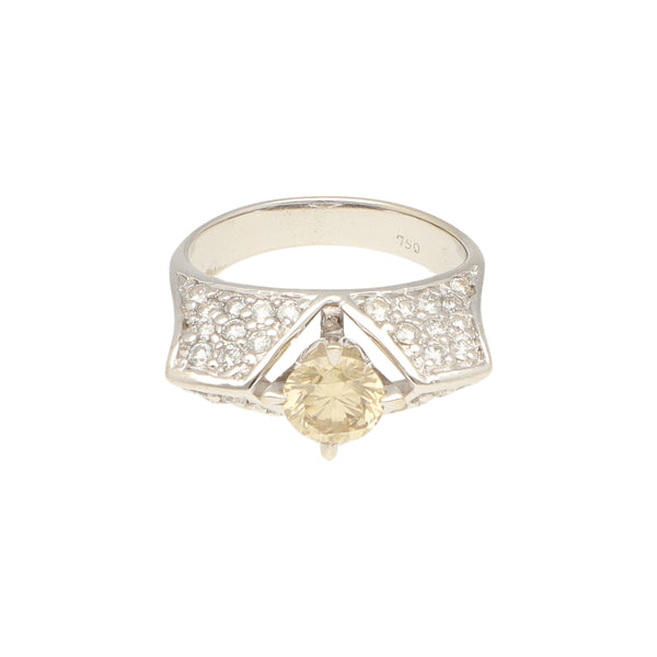 Anillo estilizado con diamantes en oro blanco 18 kilates.