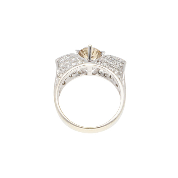 Anillo estilizado con diamantes en oro blanco 18 kilates.