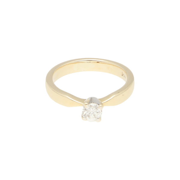 Anillo solitario con diamante en oro amarillo 14 kilates.