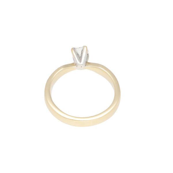 Anillo solitario con diamante en oro amarillo 14 kilates.