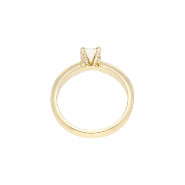 Anillo solitario con diamante en oro amarillo 14 kilates.