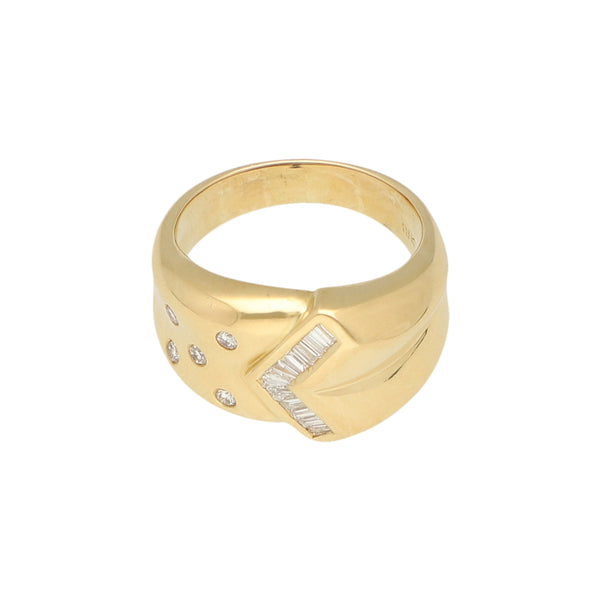 Anillo diseño especial con diamantes en oro amarillo 18 kilates.