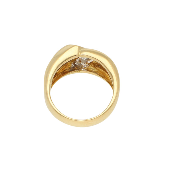 Anillo diseño especial con diamantes en oro amarillo 18 kilates.