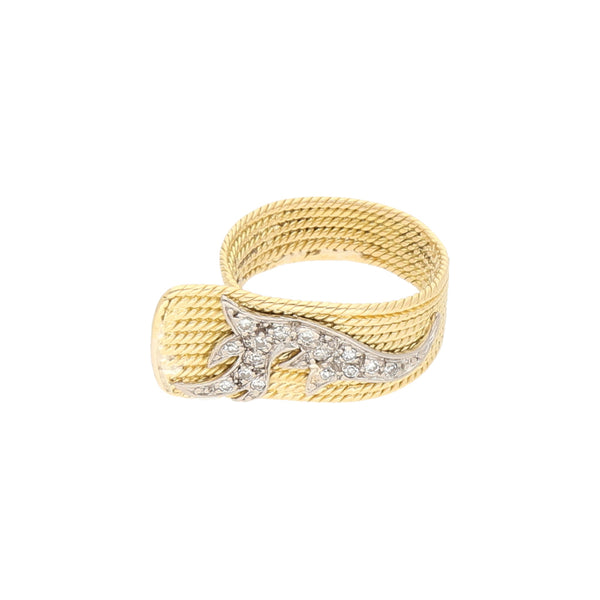 Anillo estilizado con aplicación en plata paladio y diamantes en oro amarillo 18 kilates.