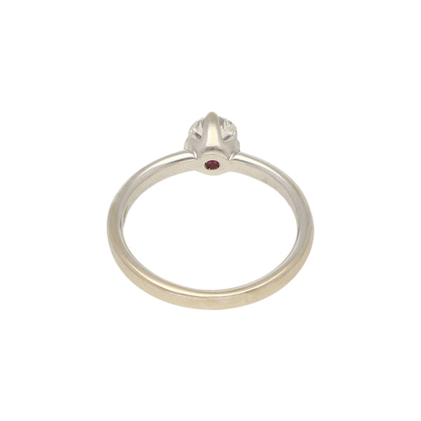 Anillo solitario con diamante en oro blanco 18 kilates.