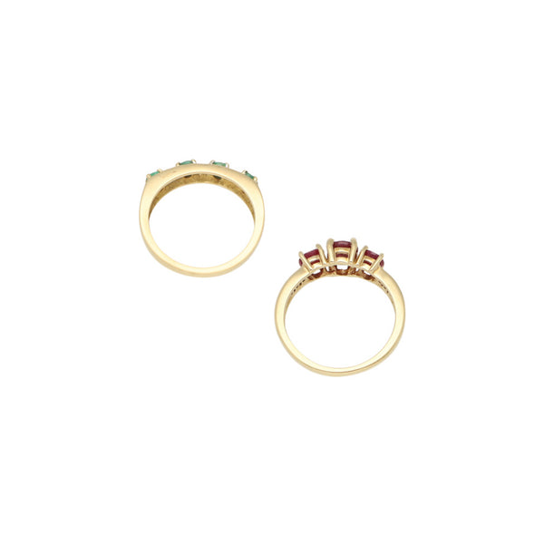 Dos anillos diseño especial con diamantes, esmeraldas y rubíes en oro amarillo 14 kilates.