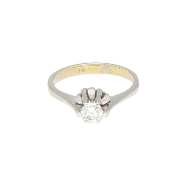 Anillo solitario con diamante en oro blanco 18 kilates.