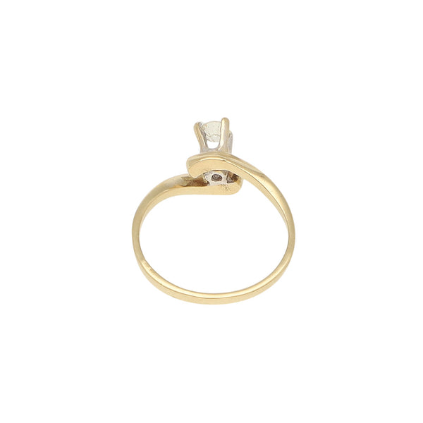 Anillo solitario con diamante en oro amarillo 14 kilates.