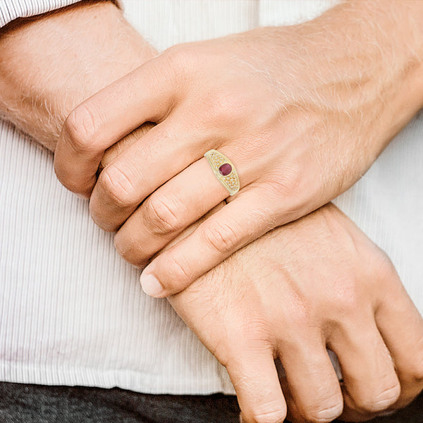 Anillo diseño especial con diamantes y rubí en oro amarillo 14 kilates.