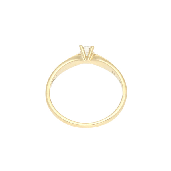 Anillo solitario con diamante en oro amarillo 14 kilates.