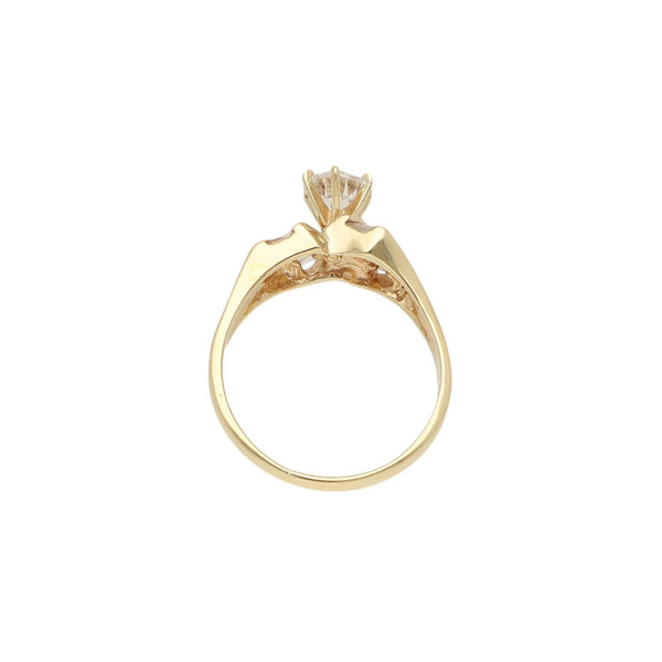 Anillo estilizado con sintéticos en oro amarillo 14 kilates.