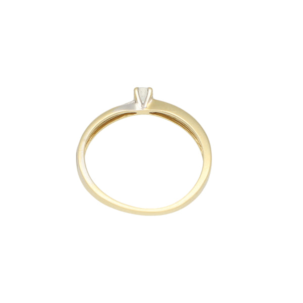 Anillo solitario con diamante en oro amarillo 14 kilates.