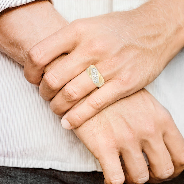 Anillo estilizado con diamantes en oro amarillo 14 kilates.