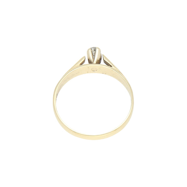 Anillo solitario con diamante en oro amarillo 14 kilates.