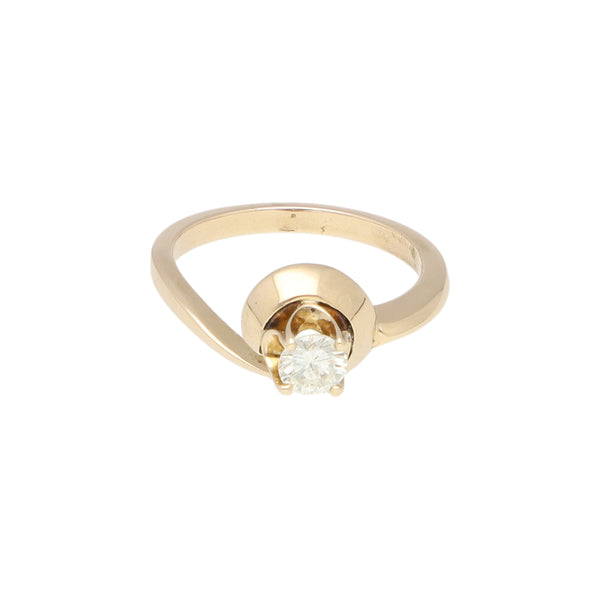 Anillo solitario con diamante en oro amarillo 10 kilates.