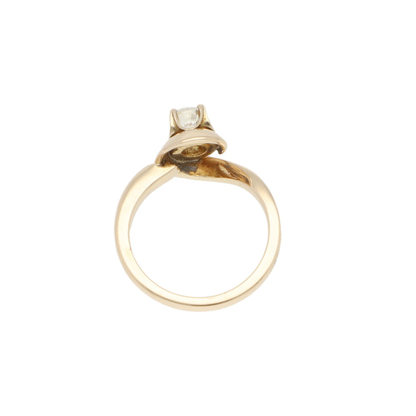 Anillo solitario con diamante en oro amarillo 10 kilates.