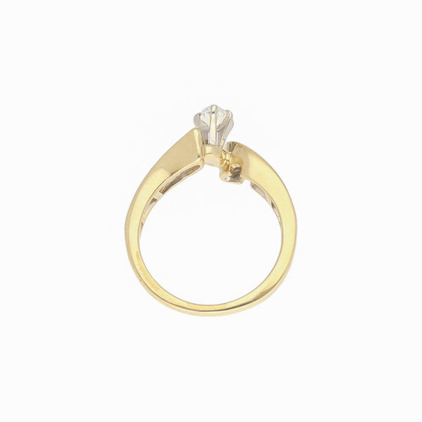 Anillo diseño especial con diamantes en oro amarillo 14 kilates.