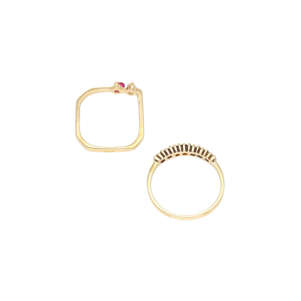 Dos anillos lisos con sintéticos en oro amarillo 14 kilates.
