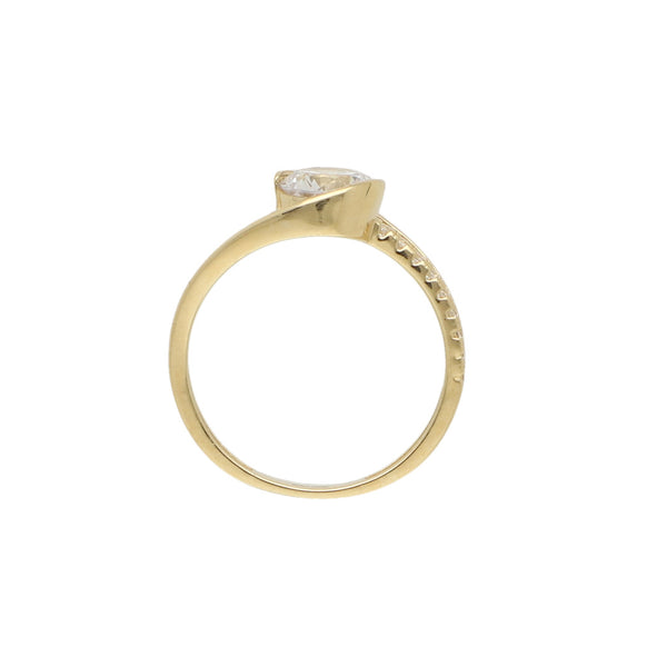 Anillo estilizado con circonias en oro amarillo 14 kilates.