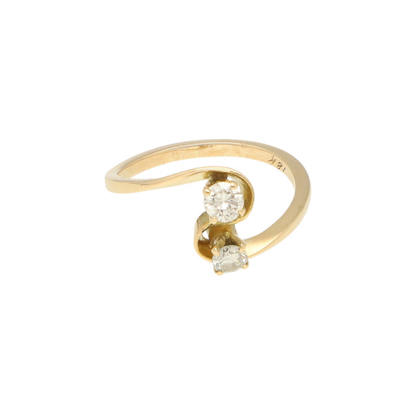 Anillo estilizado con diamantes en oro amarillo 18 kilates.