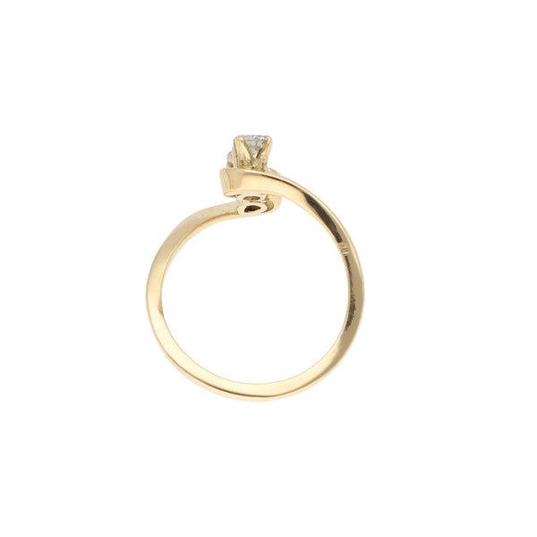 Anillo estilizado con diamantes en oro amarillo 18 kilates.