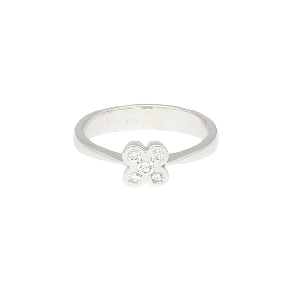 Anillo liso motivo flor con diamantes en oro blanco 18 kilates.