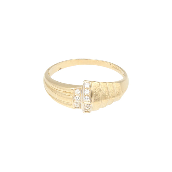 Anillo estilizado con circonias en oro amarillo 14 kilates.