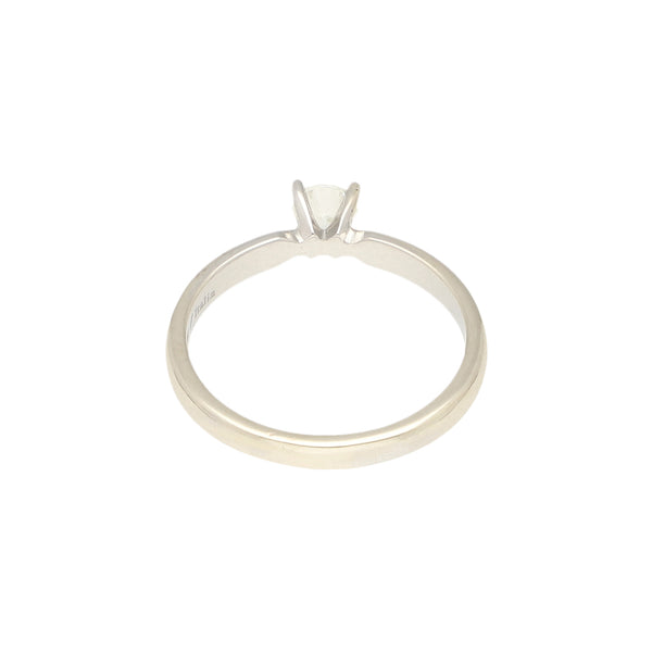 Anillo solitario con diamante en oro blanco 14 kilates.