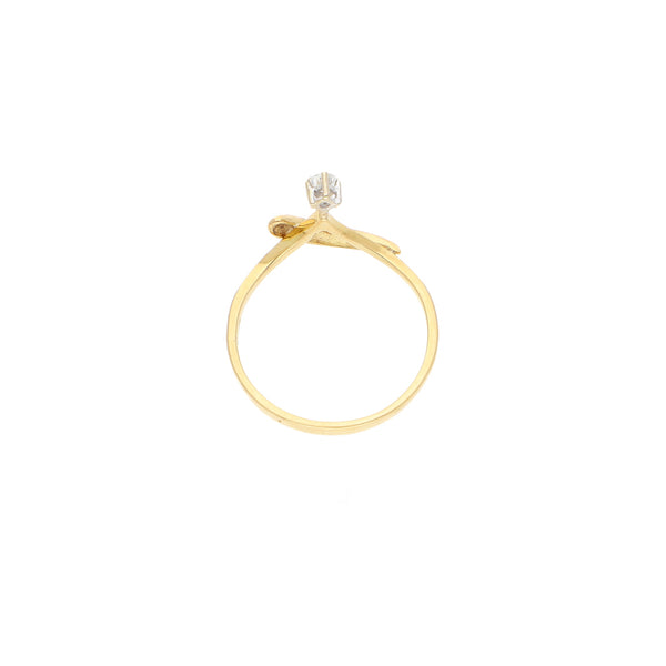 Anillo solitario con diamante en oro amarillo 14 kilates.