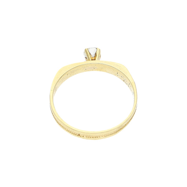 Anillo solitario con diamante en oro amarillo 14 kilates.