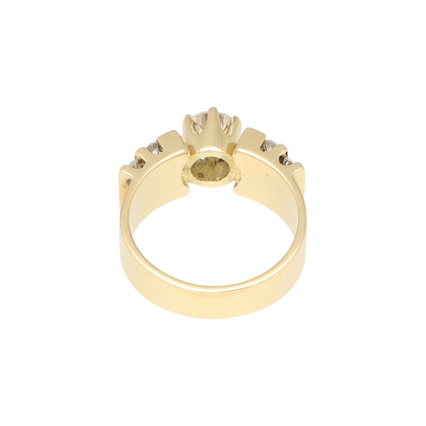 Anillo estilizado con diamantes en oro amarillo 14 kilates.