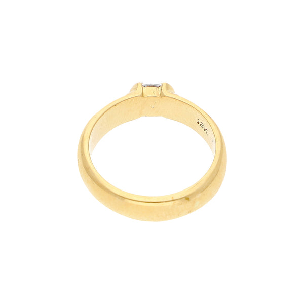 Anillo solitario con diamante en oro amarillo 18 kilates.