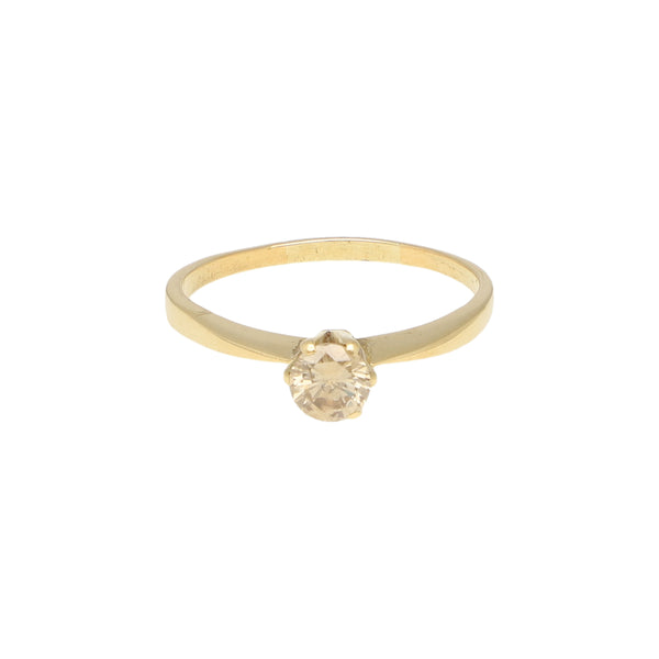 Anillo solitario con diamante en oro amarillo 18 kilates.